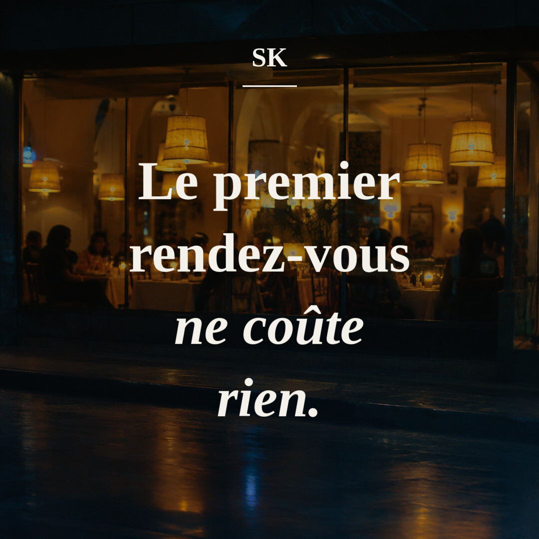 Devanture de restaurant éclairée vue depuis la rue, le soir